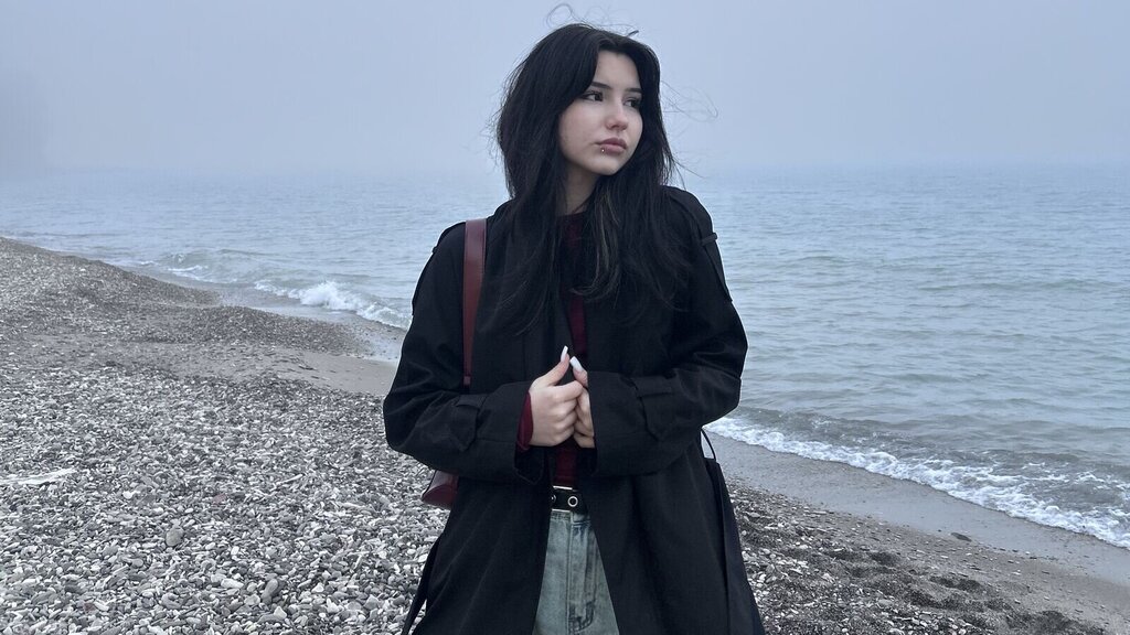AnoraWhite